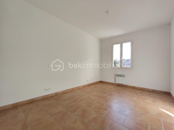 Sur les hauteurs de Manosque en flanc de colline  villa  type 4 jumelée de 92 m² ( 2006 ) avec garage et terrain. Celle ci dotée d' une trés jolie vue sur la vallée se compose en rdc  d' un wc, d' un salon cuisine ouvert sur la terrasse et le jardin , à l ' étage 3 chambres avec placard , une sdb et un wc. maison dotée d' une climatisation réversible récente et d' un garage attenant.