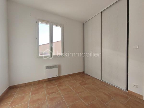 Sur les hauteurs de Manosque en flanc de colline  villa  type 4 jumelée de 92 m² ( 2006 ) avec garage et terrain. Celle ci dotée d' une trés jolie vue sur la vallée se compose en rdc  d' un wc, d' un salon cuisine ouvert sur la terrasse et le jardin , à l ' étage 3 chambres avec placard , une sdb et un wc. maison dotée d' une climatisation réversible récente et d' un garage attenant.