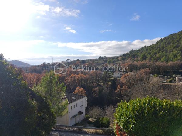 Sur les hauteurs de Manosque en flanc de colline  villa  type 4 jumelée de 92 m² ( 2006 ) avec garage et terrain. Celle ci dotée d' une trés jolie vue sur la vallée se compose en rdc  d' un wc, d' un salon cuisine ouvert sur la terrasse et le jardin , à l ' étage 3 chambres avec placard , une sdb et un wc. maison dotée d' une climatisation réversible récente et d' un garage attenant.