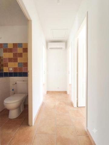 Sur les hauteurs de Manosque en flanc de colline  villa  type 4 jumelée de 92 m² ( 2006 ) avec garage et terrain. Celle ci dotée d' une trés jolie vue sur la vallée se compose en rdc  d' un wc, d' un salon cuisine ouvert sur la terrasse et le jardin , à l ' étage 3 chambres avec placard , une sdb et un wc. maison dotée d' une climatisation réversible récente et d' un garage attenant.