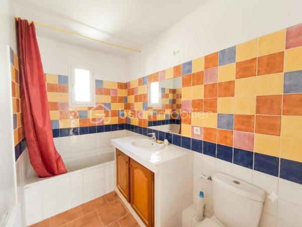Sur les hauteurs de Manosque en flanc de colline  villa  type 4 jumelée de 92 m² ( 2006 ) avec garage et terrain. Celle ci dotée d' une trés jolie vue sur la vallée se compose en rdc  d' un wc, d' un salon cuisine ouvert sur la terrasse et le jardin , à l ' étage 3 chambres avec placard , une sdb et un wc. maison dotée d' une climatisation réversible récente et d' un garage attenant.