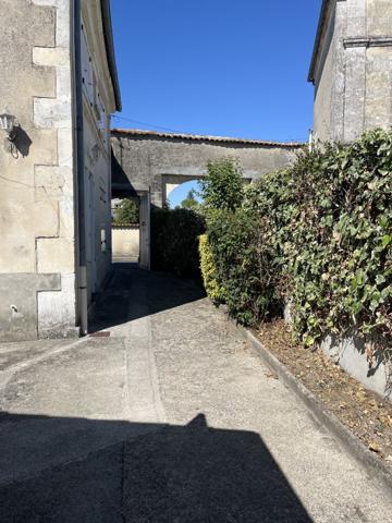 Maison avec cour et garage