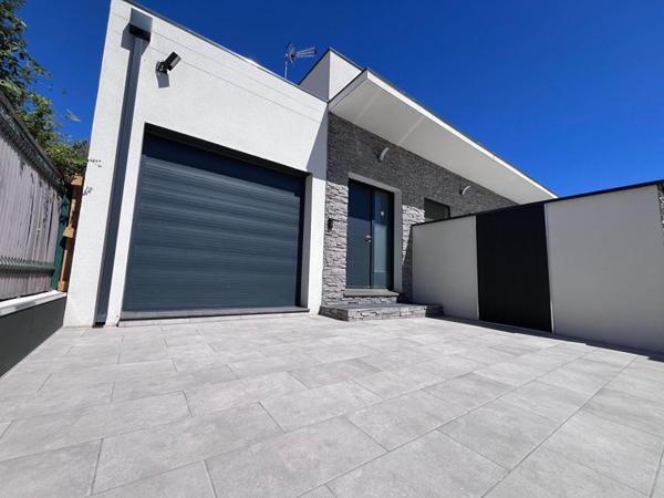 Magnifique plain-pied de 132 m² sur un terrain (faux 3 faces de 300 m²) construite en 2025  de style contemporaine