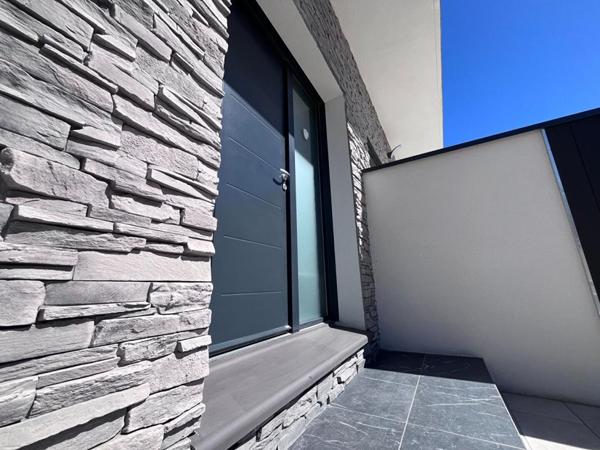 Magnifique plain-pied de 132 m² sur un terrain (faux 3 faces de 300 m²) construite en 2025  de style contemporaine