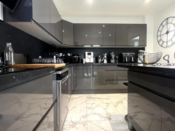 Magnifique plain-pied de 132 m² sur un terrain (faux 3 faces de 300 m²) construite en 2025  de style contemporaine