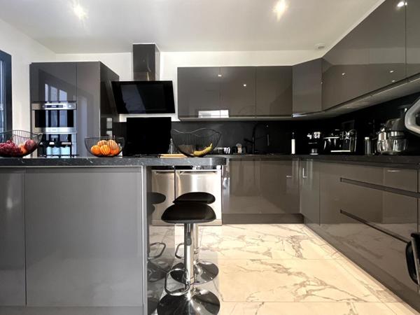 Magnifique plain-pied de 132 m² sur un terrain (faux 3 faces de 300 m²) construite en 2025  de style contemporaine
