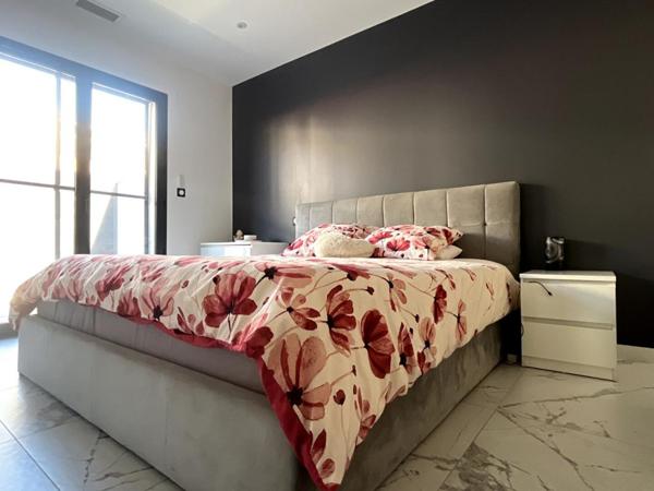 Magnifique plain-pied de 132 m² sur un terrain (faux 3 faces de 300 m²) construite en 2025  de style contemporaine