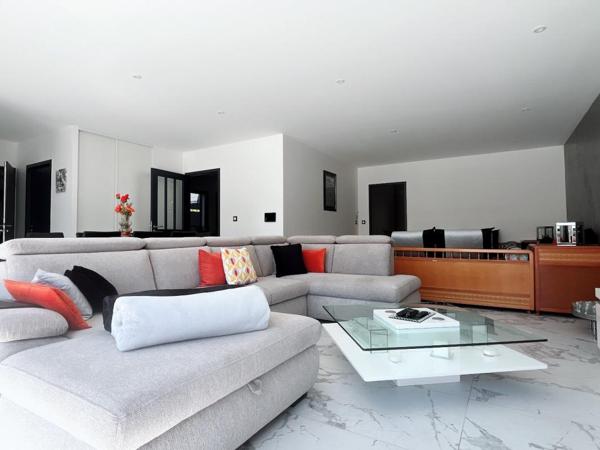 Magnifique plain-pied de 132 m² sur un terrain (faux 3 faces de 300 m²) construite en 2025  de style contemporaine