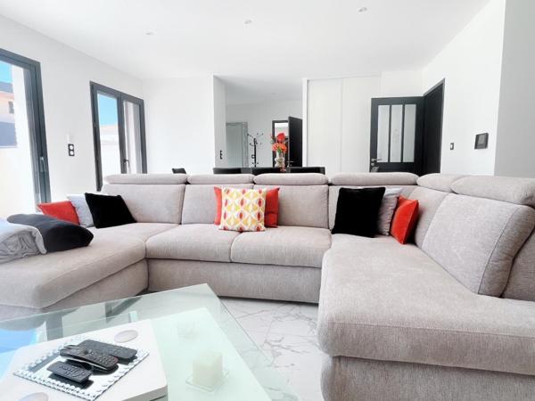 Magnifique plain-pied de 132 m² sur un terrain (faux 3 faces de 300 m²) construite en 2025  de style contemporaine