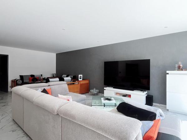 Magnifique plain-pied de 132 m² sur un terrain (faux 3 faces de 300 m²) construite en 2025  de style contemporaine