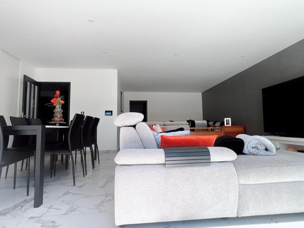 Magnifique plain-pied de 132 m² sur un terrain (faux 3 faces de 300 m²) construite en 2025  de style contemporaine