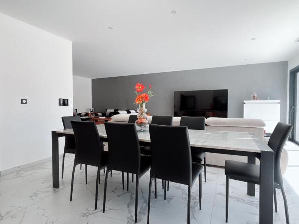Magnifique plain-pied de 132 m² sur un terrain (faux 3 faces de 300 m²) construite en 2025  de style contemporaine