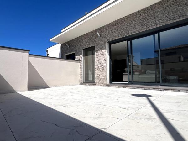 Magnifique plain-pied de 132 m² sur un terrain (faux 3 faces de 300 m²) construite en 2025  de style contemporaine