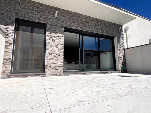 Magnifique plain-pied de 132 m² sur un terrain (faux 3 faces de 300 m²) construite en 2025  de style contemporaine