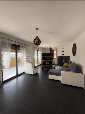 Maison récente avec piscine sur une parcelle de plus de 660 m²

Située dans un environnement calme et recherché, cette villa R+1 de 90 m² habitables, édifiée sur une parcelle clôturée de plus de 660 m², offre un cadre de vie agréable, à proximité des commerces, des écoles et des principaux axes de circulation.

À l’étage, vous découvrirez une belle pièce de vie lumineuse, ouverte sur une cuisine aménagée et équipée. Cet espace convivial est idéal pour partager des moments en famille ou entre amis. Le séjour est équipé d’un insert à bois ainsi que d’une climatisation réversible, garantissant un confort optimal en toute saison.

L’espace nuit se compose de chambres confortables et d’une salle de bains entièrement rénovée, alliant modernité et fonctionnalité.

À l’extérieur, vous profiterez d’une terrasse d’environ 30 m², offrant une vue dégagée sur Alès, idéale pour vos repas en extérieur. Une piscine de 6 × 3 mètres complète cet espace de détente. Plusieurs places de stationnement sont également disponibles sur la propriété.

Le rez-de-chaussée représente un véritable atout grâce à son fort potentiel d’aménagement. Vous y trouverez un espace de plus de 25 m², pouvant être transformé en suite parentale, en espace indépendant pour recevoir famille et amis, ou encore en logement complémentaire. Les travaux ont déjà été largement engagés (placo, électricité et carrelage) et il ne reste plus qu’à les finaliser selon vos besoins et vos envies.

À l’étage,  Un simple rafraîchissement + petite Finition notamment des peintures, permettra de personnaliser les lieux à votre goût.

Côté confort, la maison est équipée d’un insert à bois, d’une climatisation réversible et de radiateurs électriques en complément. Un forage vient également compléter les prestations de ce bien.

Cette maison constitue une belle opportunité pour des acquéreurs à la recherche d’un bien fonctionnel, avec des extérieurs agréables et un réel potentiel d’évolution.

Quelques travaux de finition restent à prévoir, offrant la possibilité de personnaliser ce bien selon vos envies.

À découvrir sans tarder !

Pour tout renseignement complémentaire ou pour organiser une visite, contactez Thomas CLERET (06.72.04.88.20).
 Je suis à votre disposition 7 jours sur 7, de 7h30 à 20h30, afin de vous accompagner dans votre projet immobilier.