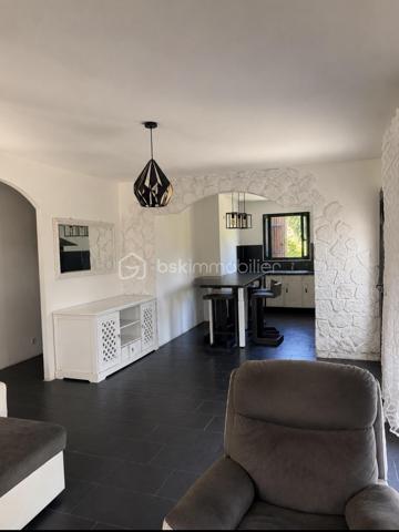 Maison récente avec piscine sur une parcelle de plus de 660 m²

Située dans un environnement calme et recherché, cette villa R+1 de 90 m² habitables, édifiée sur une parcelle clôturée de plus de 660 m², offre un cadre de vie agréable, à proximité des commerces, des écoles et des principaux axes de circulation.

À l’étage, vous découvrirez une belle pièce de vie lumineuse, ouverte sur une cuisine aménagée et équipée. Cet espace convivial est idéal pour partager des moments en famille ou entre amis. Le séjour est équipé d’un insert à bois ainsi que d’une climatisation réversible, garantissant un confort optimal en toute saison.

L’espace nuit se compose de chambres confortables et d’une salle de bains entièrement rénovée, alliant modernité et fonctionnalité.

À l’extérieur, vous profiterez d’une terrasse d’environ 30 m², offrant une vue dégagée sur Alès, idéale pour vos repas en extérieur. Une piscine de 6 × 3 mètres complète cet espace de détente. Plusieurs places de stationnement sont également disponibles sur la propriété.

Le rez-de-chaussée représente un véritable atout grâce à son fort potentiel d’aménagement. Vous y trouverez un espace de plus de 25 m², pouvant être transformé en suite parentale, en espace indépendant pour recevoir famille et amis, ou encore en logement complémentaire. Les travaux ont déjà été largement engagés (placo, électricité et carrelage) et il ne reste plus qu’à les finaliser selon vos besoins et vos envies.

À l’étage,  Un simple rafraîchissement + petite Finition notamment des peintures, permettra de personnaliser les lieux à votre goût.

Côté confort, la maison est équipée d’un insert à bois, d’une climatisation réversible et de radiateurs électriques en complément. Un forage vient également compléter les prestations de ce bien.

Cette maison constitue une belle opportunité pour des acquéreurs à la recherche d’un bien fonctionnel, avec des extérieurs agréables et un réel potentiel d’évolution.

Quelques travaux de finition restent à prévoir, offrant la possibilité de personnaliser ce bien selon vos envies.

À découvrir sans tarder !

Pour tout renseignement complémentaire ou pour organiser une visite, contactez Thomas CLERET (06.72.04.88.20).
 Je suis à votre disposition 7 jours sur 7, de 7h30 à 20h30, afin de vous accompagner dans votre projet immobilier.
