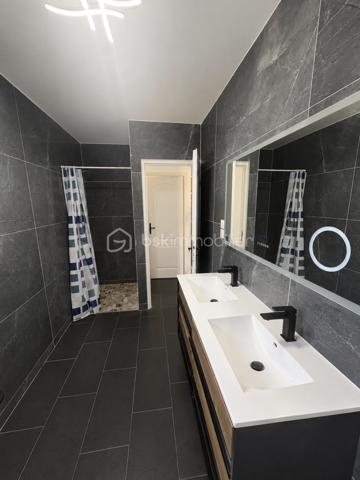 Maison récente avec piscine sur une parcelle de plus de 660 m²

Située dans un environnement calme et recherché, cette villa R+1 de 90 m² habitables, édifiée sur une parcelle clôturée de plus de 660 m², offre un cadre de vie agréable, à proximité des commerces, des écoles et des principaux axes de circulation.

À l’étage, vous découvrirez une belle pièce de vie lumineuse, ouverte sur une cuisine aménagée et équipée. Cet espace convivial est idéal pour partager des moments en famille ou entre amis. Le séjour est équipé d’un insert à bois ainsi que d’une climatisation réversible, garantissant un confort optimal en toute saison.

L’espace nuit se compose de chambres confortables et d’une salle de bains entièrement rénovée, alliant modernité et fonctionnalité.

À l’extérieur, vous profiterez d’une terrasse d’environ 30 m², offrant une vue dégagée sur Alès, idéale pour vos repas en extérieur. Une piscine de 6 × 3 mètres complète cet espace de détente. Plusieurs places de stationnement sont également disponibles sur la propriété.

Le rez-de-chaussée représente un véritable atout grâce à son fort potentiel d’aménagement. Vous y trouverez un espace de plus de 25 m², pouvant être transformé en suite parentale, en espace indépendant pour recevoir famille et amis, ou encore en logement complémentaire. Les travaux ont déjà été largement engagés (placo, électricité et carrelage) et il ne reste plus qu’à les finaliser selon vos besoins et vos envies.

À l’étage,  Un simple rafraîchissement + petite Finition notamment des peintures, permettra de personnaliser les lieux à votre goût.

Côté confort, la maison est équipée d’un insert à bois, d’une climatisation réversible et de radiateurs électriques en complément. Un forage vient également compléter les prestations de ce bien.

Cette maison constitue une belle opportunité pour des acquéreurs à la recherche d’un bien fonctionnel, avec des extérieurs agréables et un réel potentiel d’évolution.

Quelques travaux de finition restent à prévoir, offrant la possibilité de personnaliser ce bien selon vos envies.

À découvrir sans tarder !

Pour tout renseignement complémentaire ou pour organiser une visite, contactez Thomas CLERET (06.72.04.88.20).
 Je suis à votre disposition 7 jours sur 7, de 7h30 à 20h30, afin de vous accompagner dans votre projet immobilier.