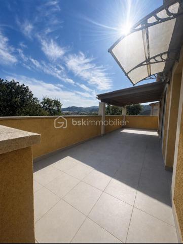 Maison récente avec piscine sur une parcelle de plus de 660 m²

Située dans un environnement calme et recherché, cette villa R+1 de 90 m² habitables, édifiée sur une parcelle clôturée de plus de 660 m², offre un cadre de vie agréable, à proximité des commerces, des écoles et des principaux axes de circulation.

À l’étage, vous découvrirez une belle pièce de vie lumineuse, ouverte sur une cuisine aménagée et équipée. Cet espace convivial est idéal pour partager des moments en famille ou entre amis. Le séjour est équipé d’un insert à bois ainsi que d’une climatisation réversible, garantissant un confort optimal en toute saison.

L’espace nuit se compose de chambres confortables et d’une salle de bains entièrement rénovée, alliant modernité et fonctionnalité.

À l’extérieur, vous profiterez d’une terrasse d’environ 30 m², offrant une vue dégagée sur Alès, idéale pour vos repas en extérieur. Une piscine de 6 × 3 mètres complète cet espace de détente. Plusieurs places de stationnement sont également disponibles sur la propriété.

Le rez-de-chaussée représente un véritable atout grâce à son fort potentiel d’aménagement. Vous y trouverez un espace de plus de 25 m², pouvant être transformé en suite parentale, en espace indépendant pour recevoir famille et amis, ou encore en logement complémentaire. Les travaux ont déjà été largement engagés (placo, électricité et carrelage) et il ne reste plus qu’à les finaliser selon vos besoins et vos envies.

À l’étage,  Un simple rafraîchissement + petite Finition notamment des peintures, permettra de personnaliser les lieux à votre goût.

Côté confort, la maison est équipée d’un insert à bois, d’une climatisation réversible et de radiateurs électriques en complément. Un forage vient également compléter les prestations de ce bien.

Cette maison constitue une belle opportunité pour des acquéreurs à la recherche d’un bien fonctionnel, avec des extérieurs agréables et un réel potentiel d’évolution.

Quelques travaux de finition restent à prévoir, offrant la possibilité de personnaliser ce bien selon vos envies.

À découvrir sans tarder !

Pour tout renseignement complémentaire ou pour organiser une visite, contactez Thomas CLERET (06.72.04.88.20).
 Je suis à votre disposition 7 jours sur 7, de 7h30 à 20h30, afin de vous accompagner dans votre projet immobilier.