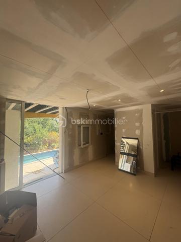 Maison récente avec piscine sur une parcelle de plus de 660 m²

Située dans un environnement calme et recherché, cette villa R+1 de 90 m² habitables, édifiée sur une parcelle clôturée de plus de 660 m², offre un cadre de vie agréable, à proximité des commerces, des écoles et des principaux axes de circulation.

À l’étage, vous découvrirez une belle pièce de vie lumineuse, ouverte sur une cuisine aménagée et équipée. Cet espace convivial est idéal pour partager des moments en famille ou entre amis. Le séjour est équipé d’un insert à bois ainsi que d’une climatisation réversible, garantissant un confort optimal en toute saison.

L’espace nuit se compose de chambres confortables et d’une salle de bains entièrement rénovée, alliant modernité et fonctionnalité.

À l’extérieur, vous profiterez d’une terrasse d’environ 30 m², offrant une vue dégagée sur Alès, idéale pour vos repas en extérieur. Une piscine de 6 × 3 mètres complète cet espace de détente. Plusieurs places de stationnement sont également disponibles sur la propriété.

Le rez-de-chaussée représente un véritable atout grâce à son fort potentiel d’aménagement. Vous y trouverez un espace de plus de 25 m², pouvant être transformé en suite parentale, en espace indépendant pour recevoir famille et amis, ou encore en logement complémentaire. Les travaux ont déjà été largement engagés (placo, électricité et carrelage) et il ne reste plus qu’à les finaliser selon vos besoins et vos envies.

À l’étage,  Un simple rafraîchissement + petite Finition notamment des peintures, permettra de personnaliser les lieux à votre goût.

Côté confort, la maison est équipée d’un insert à bois, d’une climatisation réversible et de radiateurs électriques en complément. Un forage vient également compléter les prestations de ce bien.

Cette maison constitue une belle opportunité pour des acquéreurs à la recherche d’un bien fonctionnel, avec des extérieurs agréables et un réel potentiel d’évolution.

Quelques travaux de finition restent à prévoir, offrant la possibilité de personnaliser ce bien selon vos envies.

À découvrir sans tarder !

Pour tout renseignement complémentaire ou pour organiser une visite, contactez Thomas CLERET (06.72.04.88.20).
 Je suis à votre disposition 7 jours sur 7, de 7h30 à 20h30, afin de vous accompagner dans votre projet immobilier.