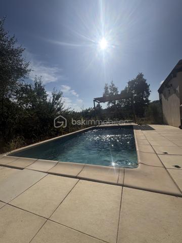 Maison récente avec piscine sur une parcelle de plus de 660 m²

Située dans un environnement calme et recherché, cette villa R+1 de 90 m² habitables, édifiée sur une parcelle clôturée de plus de 660 m², offre un cadre de vie agréable, à proximité des commerces, des écoles et des principaux axes de circulation.

À l’étage, vous découvrirez une belle pièce de vie lumineuse, ouverte sur une cuisine aménagée et équipée. Cet espace convivial est idéal pour partager des moments en famille ou entre amis. Le séjour est équipé d’un insert à bois ainsi que d’une climatisation réversible, garantissant un confort optimal en toute saison.

L’espace nuit se compose de chambres confortables et d’une salle de bains entièrement rénovée, alliant modernité et fonctionnalité.

À l’extérieur, vous profiterez d’une terrasse d’environ 30 m², offrant une vue dégagée sur Alès, idéale pour vos repas en extérieur. Une piscine de 6 × 3 mètres complète cet espace de détente. Plusieurs places de stationnement sont également disponibles sur la propriété.

Le rez-de-chaussée représente un véritable atout grâce à son fort potentiel d’aménagement. Vous y trouverez un espace de plus de 25 m², pouvant être transformé en suite parentale, en espace indépendant pour recevoir famille et amis, ou encore en logement complémentaire. Les travaux ont déjà été largement engagés (placo, électricité et carrelage) et il ne reste plus qu’à les finaliser selon vos besoins et vos envies.

À l’étage,  Un simple rafraîchissement + petite Finition notamment des peintures, permettra de personnaliser les lieux à votre goût.

Côté confort, la maison est équipée d’un insert à bois, d’une climatisation réversible et de radiateurs électriques en complément. Un forage vient également compléter les prestations de ce bien.

Cette maison constitue une belle opportunité pour des acquéreurs à la recherche d’un bien fonctionnel, avec des extérieurs agréables et un réel potentiel d’évolution.

Quelques travaux de finition restent à prévoir, offrant la possibilité de personnaliser ce bien selon vos envies.

À découvrir sans tarder !

Pour tout renseignement complémentaire ou pour organiser une visite, contactez Thomas CLERET (06.72.04.88.20).
 Je suis à votre disposition 7 jours sur 7, de 7h30 à 20h30, afin de vous accompagner dans votre projet immobilier.
