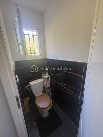 Maison récente avec piscine sur une parcelle de plus de 660 m²

Située dans un environnement calme et recherché, cette villa R+1 de 90 m² habitables, édifiée sur une parcelle clôturée de plus de 660 m², offre un cadre de vie agréable, à proximité des commerces, des écoles et des principaux axes de circulation.

À l’étage, vous découvrirez une belle pièce de vie lumineuse, ouverte sur une cuisine aménagée et équipée. Cet espace convivial est idéal pour partager des moments en famille ou entre amis. Le séjour est équipé d’un insert à bois ainsi que d’une climatisation réversible, garantissant un confort optimal en toute saison.

L’espace nuit se compose de chambres confortables et d’une salle de bains entièrement rénovée, alliant modernité et fonctionnalité.

À l’extérieur, vous profiterez d’une terrasse d’environ 30 m², offrant une vue dégagée sur Alès, idéale pour vos repas en extérieur. Une piscine de 6 × 3 mètres complète cet espace de détente. Plusieurs places de stationnement sont également disponibles sur la propriété.

Le rez-de-chaussée représente un véritable atout grâce à son fort potentiel d’aménagement. Vous y trouverez un espace de plus de 25 m², pouvant être transformé en suite parentale, en espace indépendant pour recevoir famille et amis, ou encore en logement complémentaire. Les travaux ont déjà été largement engagés (placo, électricité et carrelage) et il ne reste plus qu’à les finaliser selon vos besoins et vos envies.

À l’étage,  Un simple rafraîchissement + petite Finition notamment des peintures, permettra de personnaliser les lieux à votre goût.

Côté confort, la maison est équipée d’un insert à bois, d’une climatisation réversible et de radiateurs électriques en complément. Un forage vient également compléter les prestations de ce bien.

Cette maison constitue une belle opportunité pour des acquéreurs à la recherche d’un bien fonctionnel, avec des extérieurs agréables et un réel potentiel d’évolution.

Quelques travaux de finition restent à prévoir, offrant la possibilité de personnaliser ce bien selon vos envies.

À découvrir sans tarder !

Pour tout renseignement complémentaire ou pour organiser une visite, contactez Thomas CLERET (06.72.04.88.20).
 Je suis à votre disposition 7 jours sur 7, de 7h30 à 20h30, afin de vous accompagner dans votre projet immobilier.