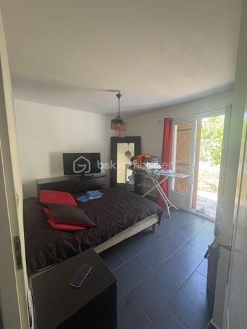 Maison récente avec piscine sur une parcelle de plus de 660 m²

Située dans un environnement calme et recherché, cette villa R+1 de 90 m² habitables, édifiée sur une parcelle clôturée de plus de 660 m², offre un cadre de vie agréable, à proximité des commerces, des écoles et des principaux axes de circulation.

À l’étage, vous découvrirez une belle pièce de vie lumineuse, ouverte sur une cuisine aménagée et équipée. Cet espace convivial est idéal pour partager des moments en famille ou entre amis. Le séjour est équipé d’un insert à bois ainsi que d’une climatisation réversible, garantissant un confort optimal en toute saison.

L’espace nuit se compose de chambres confortables et d’une salle de bains entièrement rénovée, alliant modernité et fonctionnalité.

À l’extérieur, vous profiterez d’une terrasse d’environ 30 m², offrant une vue dégagée sur Alès, idéale pour vos repas en extérieur. Une piscine de 6 × 3 mètres complète cet espace de détente. Plusieurs places de stationnement sont également disponibles sur la propriété.

Le rez-de-chaussée représente un véritable atout grâce à son fort potentiel d’aménagement. Vous y trouverez un espace de plus de 25 m², pouvant être transformé en suite parentale, en espace indépendant pour recevoir famille et amis, ou encore en logement complémentaire. Les travaux ont déjà été largement engagés (placo, électricité et carrelage) et il ne reste plus qu’à les finaliser selon vos besoins et vos envies.

À l’étage,  Un simple rafraîchissement + petite Finition notamment des peintures, permettra de personnaliser les lieux à votre goût.

Côté confort, la maison est équipée d’un insert à bois, d’une climatisation réversible et de radiateurs électriques en complément. Un forage vient également compléter les prestations de ce bien.

Cette maison constitue une belle opportunité pour des acquéreurs à la recherche d’un bien fonctionnel, avec des extérieurs agréables et un réel potentiel d’évolution.

Quelques travaux de finition restent à prévoir, offrant la possibilité de personnaliser ce bien selon vos envies.

À découvrir sans tarder !

Pour tout renseignement complémentaire ou pour organiser une visite, contactez Thomas CLERET (06.72.04.88.20).
 Je suis à votre disposition 7 jours sur 7, de 7h30 à 20h30, afin de vous accompagner dans votre projet immobilier.