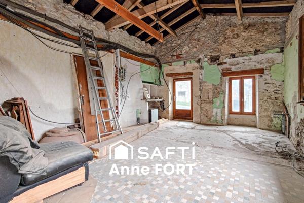 Maison en pierre en hameau, à rénover avec beau potentiel