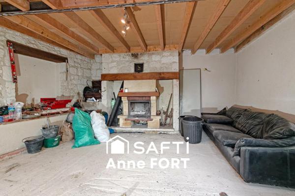 Maison en pierre en hameau, à rénover avec beau potentiel