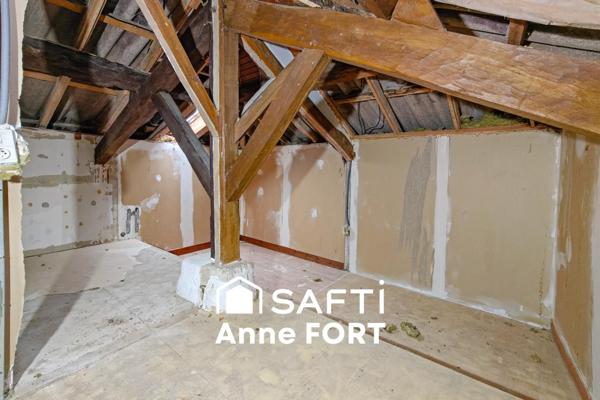 Maison en pierre en hameau, à rénover avec beau potentiel