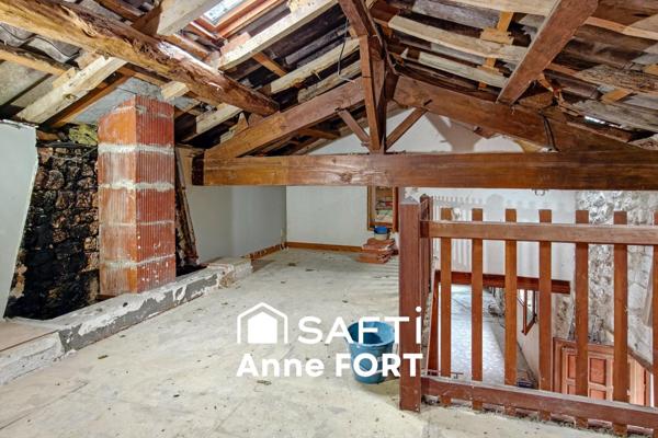 Maison en pierre en hameau, à rénover avec beau potentiel