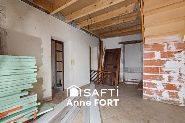 Maison en pierre en hameau, à rénover avec beau potentiel