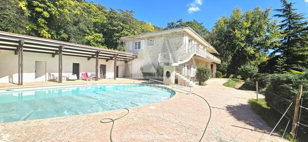 MAGNAC-SUR-TOUVRE - MAISON EN PIERRES SUR 2 NIVEAUX AVEC PISCINE, TERRASSE, GARAGE ET TERRAIN DE 16 541 m²