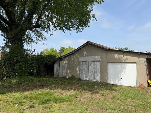 Terrain constructible de 1000m2 avec dépendance de 80m2 , Artigues pres bordeaux Terrain constructible de 1000m2 avec dépendance de 80m2 , Artigues pres bordeaux