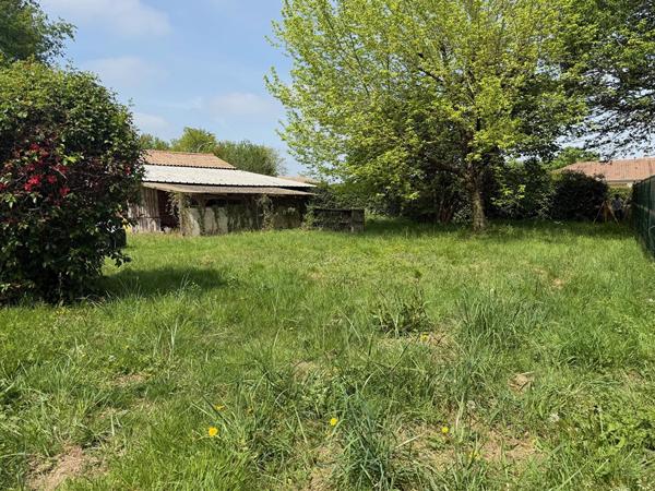 Terrain constructible de 1000m2 avec dépendance de 80m2 , Artigues pres bordeaux Terrain constructible de 1000m2 avec dépendance de 80m2 , Artigues pres bordeaux