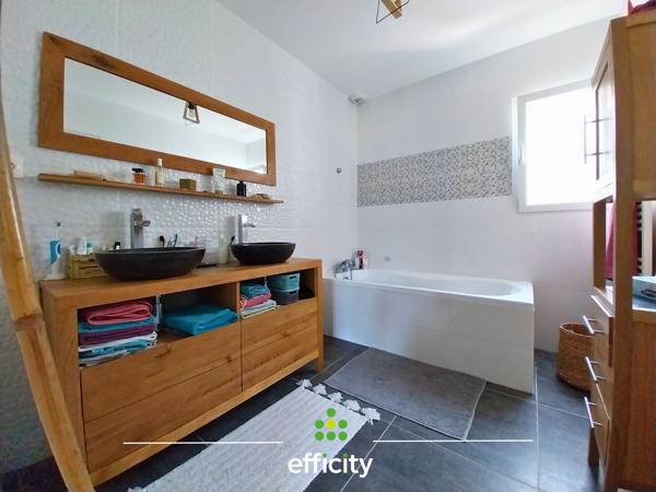 Maison
         4 pièces
        - 93 m²