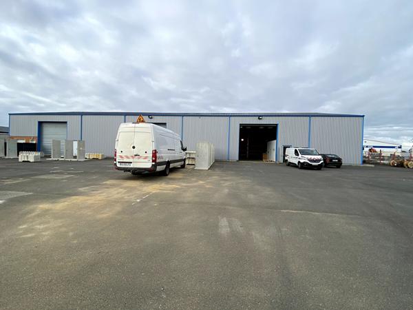 A LOUER : Local d'activité 1.125 m2 - PRINQUIAU