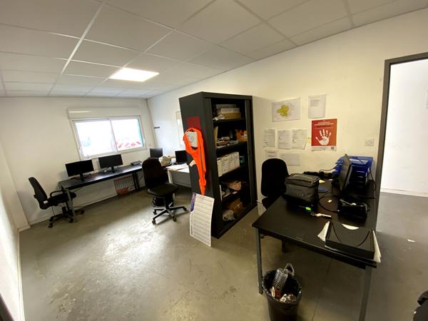 A LOUER : Local d'activité 1.125 m2 - PRINQUIAU