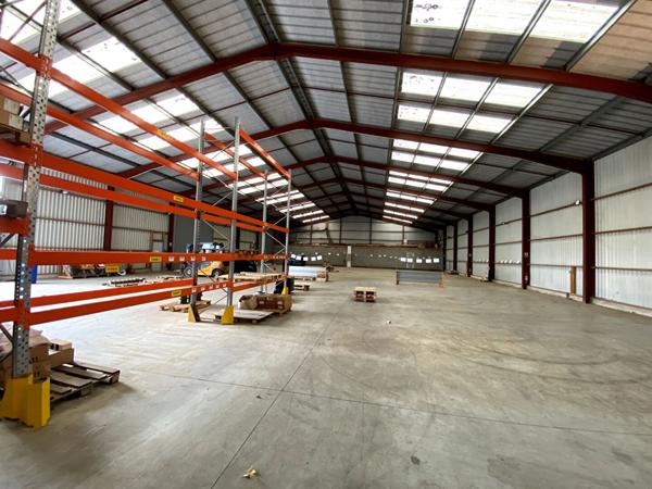 A LOUER : Local d'activité 1.125 m2 - PRINQUIAU