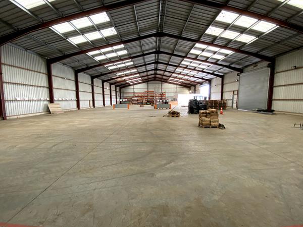 A LOUER : Local d'activité 1.125 m2 - PRINQUIAU