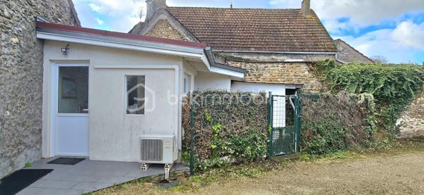 RARE SUR LE SECTEUR. En plein centre ville. Local commercial libre d'environ 20 m² comprenant : un espace boutique, WC et une pièce. Cour privative. Ideal professions libérales, salon esthétique, onglerie, etc. Pas de copropriété. Possibilité de stationnement.