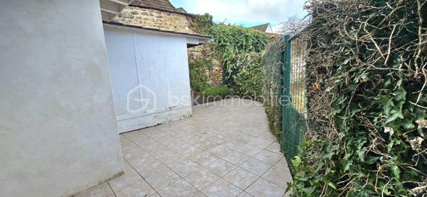 RARE SUR LE SECTEUR. En plein centre ville. Local commercial libre d'environ 20 m² comprenant : un espace boutique, WC et une pièce. Cour privative. Ideal professions libérales, salon esthétique, onglerie, etc. Pas de copropriété. Possibilité de stationnement.