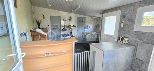 RARE SUR LE SECTEUR. En plein centre ville. Local commercial libre d'environ 20 m² comprenant : un espace boutique, WC et une pièce. Cour privative. Ideal professions libérales, salon esthétique, onglerie, etc. Pas de copropriété. Possibilité de stationnement.