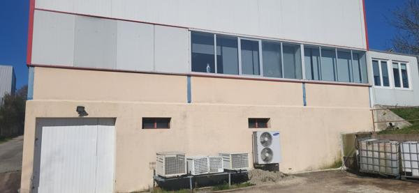 Fonds De Commerce
        
        - 750 m²