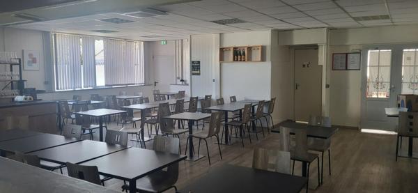 Fonds De Commerce
        
        - 750 m²