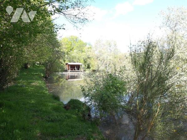 BETETE (23) CREUSE, A vendre à 15 mn de BOUSSAC au calme un ensemble immobilier en pierres à ré...