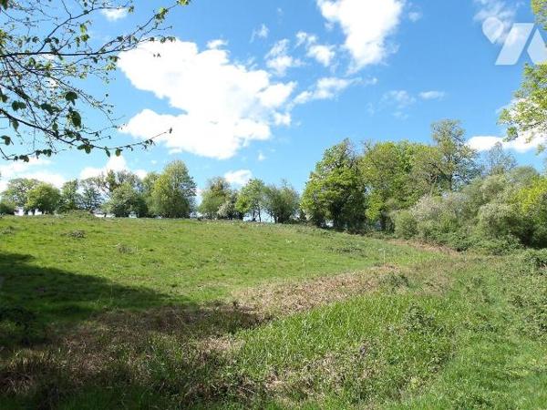 BETETE (23) CREUSE, A vendre à 15 mn de BOUSSAC au calme un ensemble immobilier en pierres à ré...