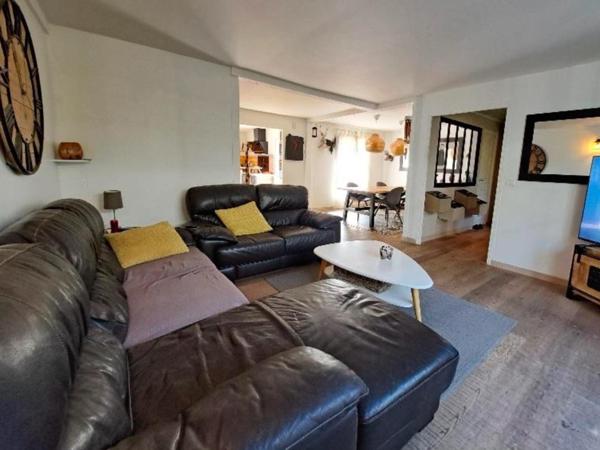 Maison familiale spacieuse avec jacuzzi à Chessy