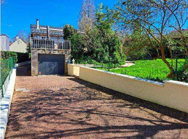Maison familiale spacieuse avec jacuzzi à Chessy