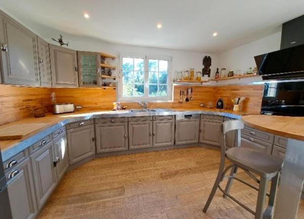 Maison familiale spacieuse avec jacuzzi à Chessy