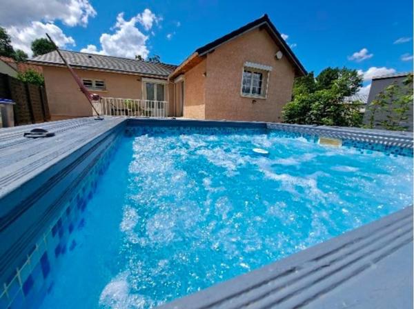 Maison familiale spacieuse avec jacuzzi à Chessy